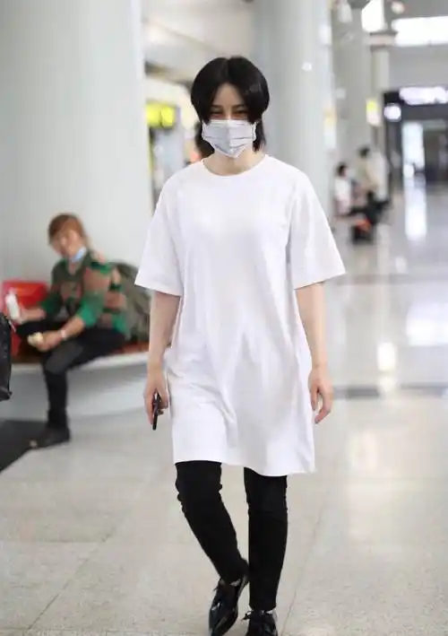 尚雯婕穿搭随意,白t恤搭配黑色紧身裤走机场,意外高级时髦_长度_皮鞋