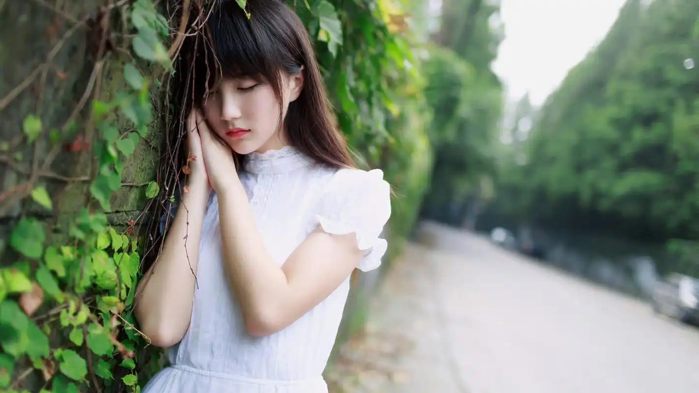 白色连衣裙清纯森系女孩高清电脑桌面壁纸