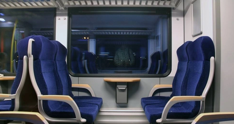 坐高铁想要靠窗座位如何选,只要记得车厢布局,轻松买票