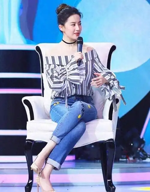 刘亦菲优秀的肩颈线条也得到了很好的呈现,搭配一条紧身蓝色牛仔裤