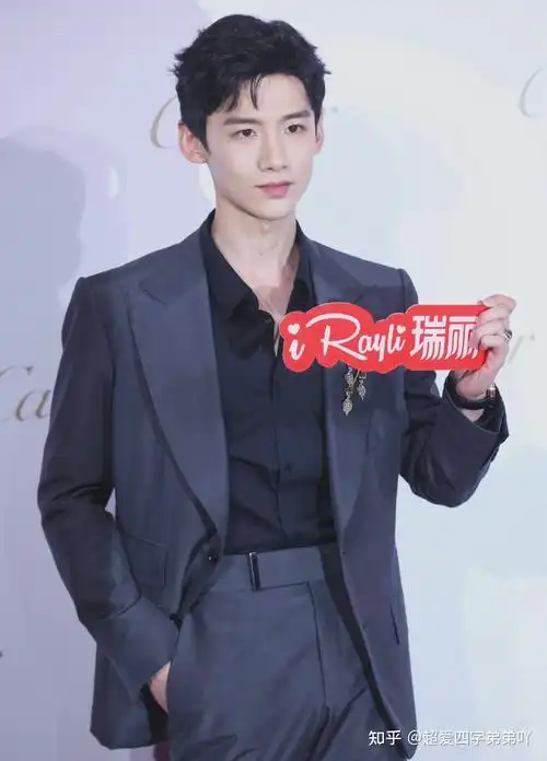 白敬亭穿西装鲨人利器这一身灰色西装很难不爱腰细腿长的身材太了没有