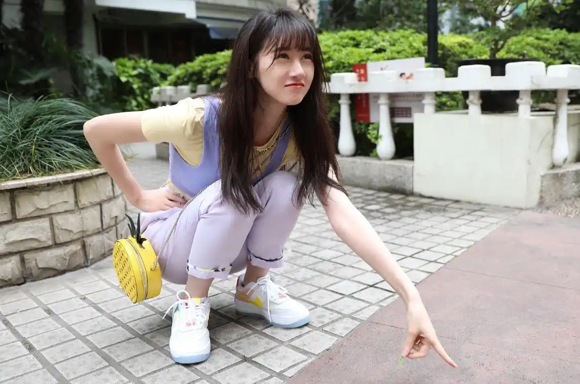 袁冰妍28岁还能演高中生,穿波点上衣牛仔裤,配齐刘海清纯甜美