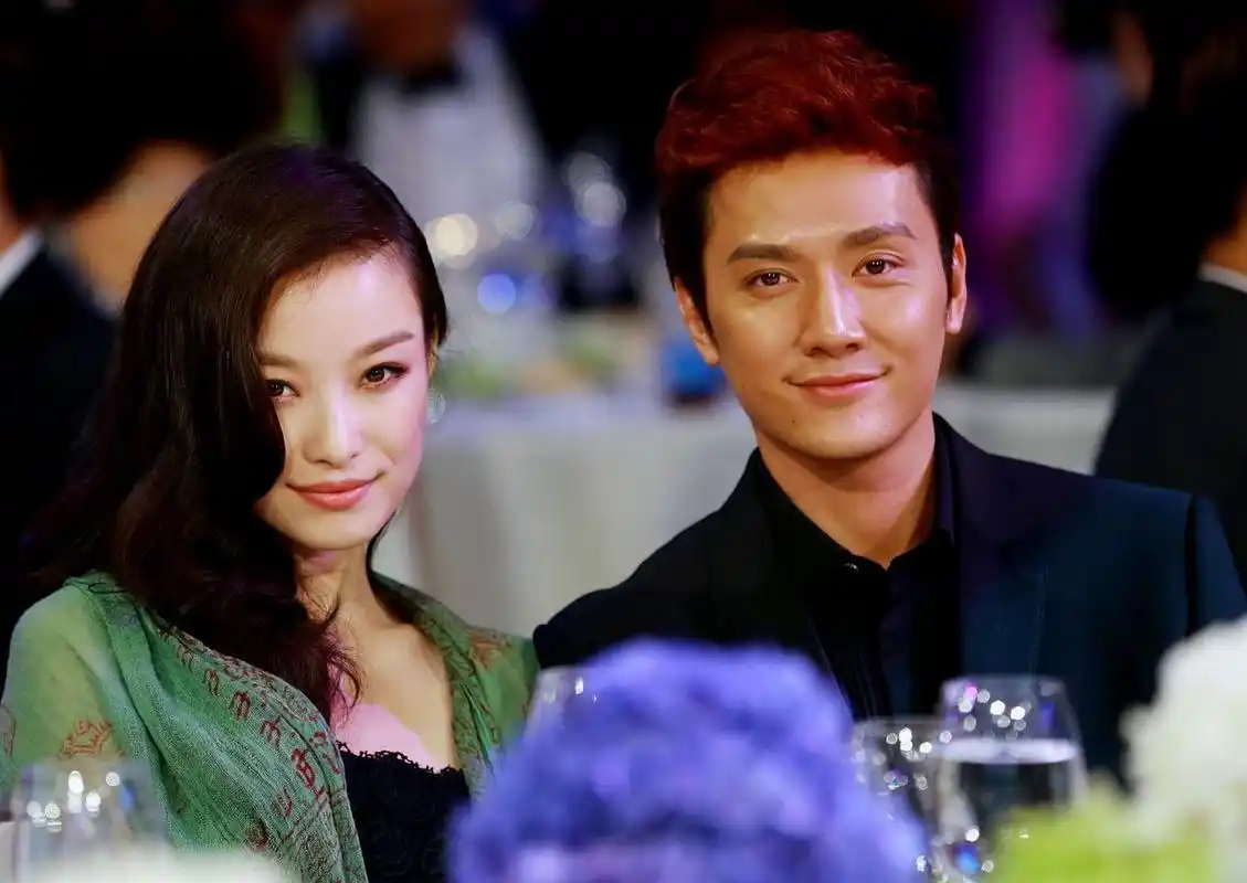 2012年的芭莎明星慈善夜,倪妮与冯绍峰同框亮相.