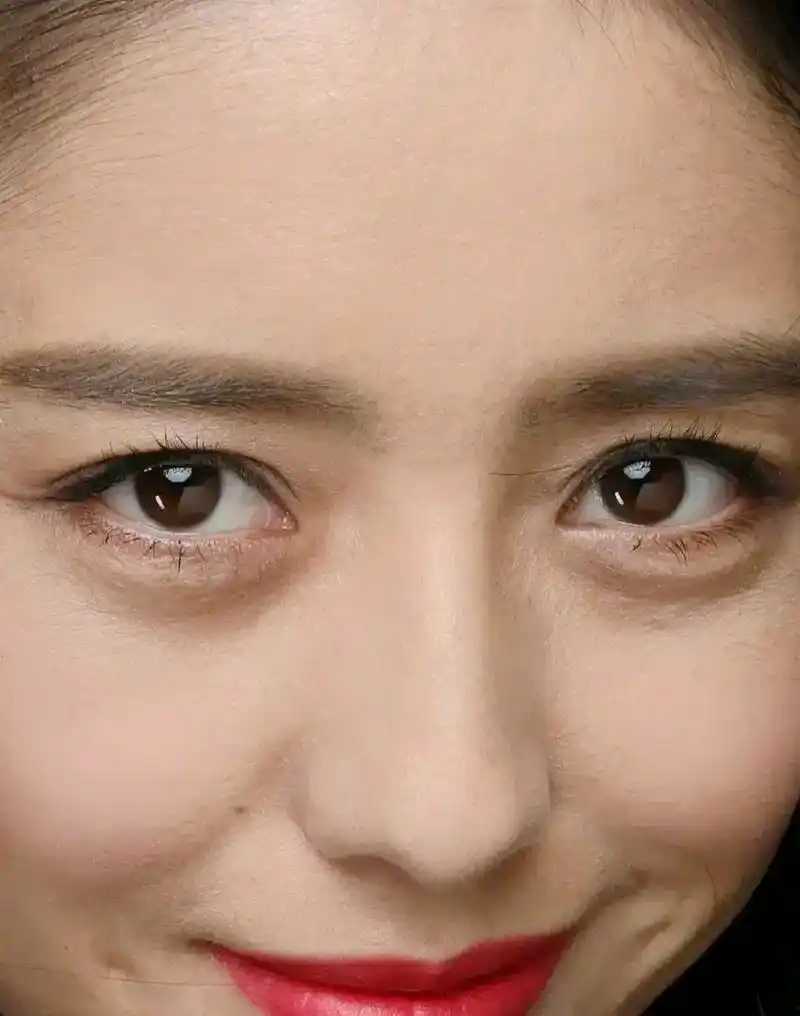 佟丽娅的正脸值得称赞,但是皮肤状态真的很好,皮肤细腻,眼睛周围有些