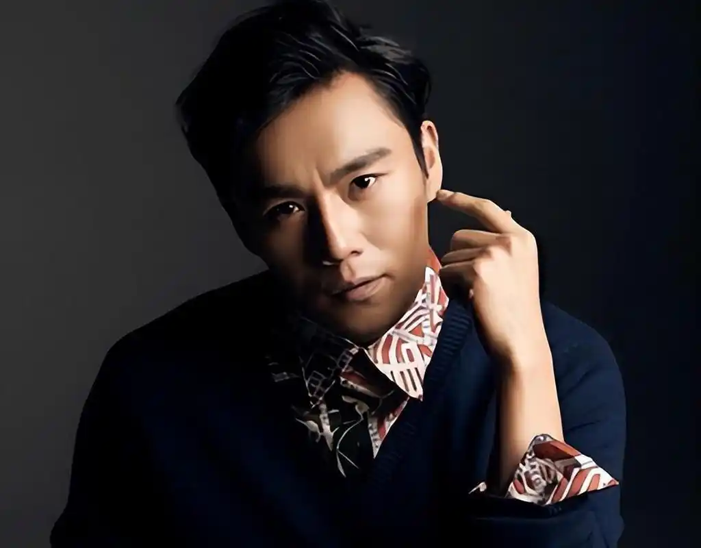 秦昊:娱乐圈大器晚成 秦昊,45岁的男演员,以出众的演技和夸张的形象