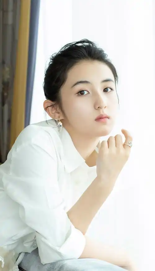 张子枫拍摄一组宣传美照,一身白色系穿搭靓丽清新