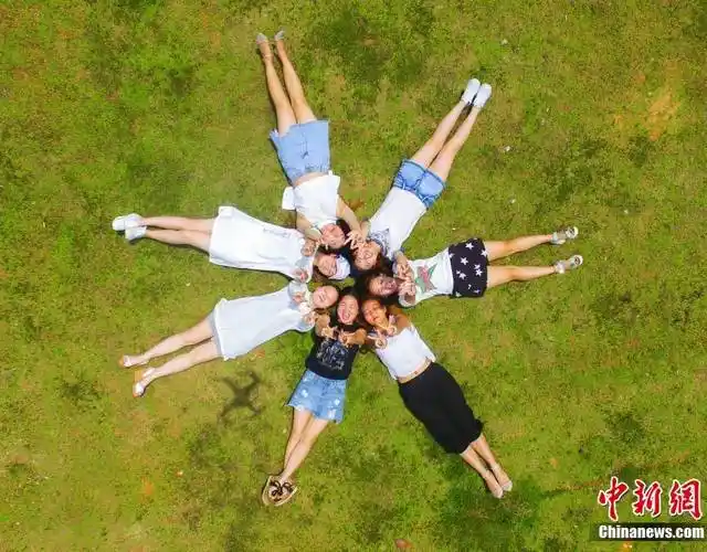 脑洞大开迎接毕业季 大学生花式留影