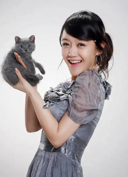 薛佳凝尝试新角色 《勋章》首演女军医