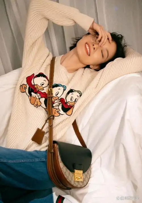 因此,在这个季节,穿卫衣成为了很多女性的时尚选择.倪妮擅长搭配毛衣.