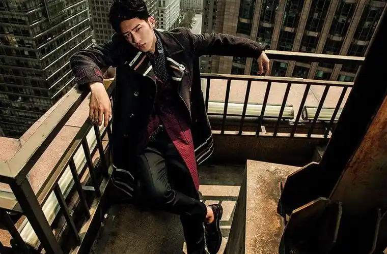 井柏然杂志大片曝光赤脚萌男太养眼