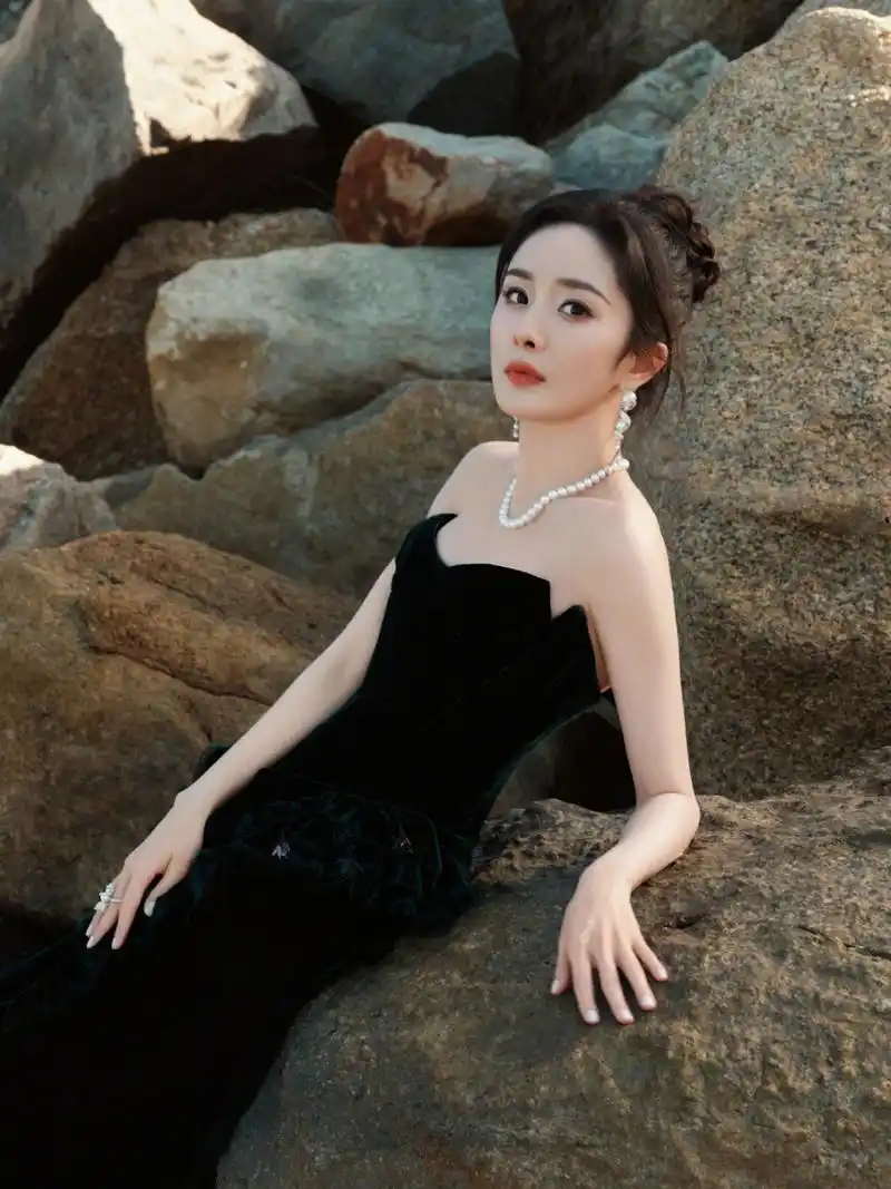 杨幂海滩大片,墨绿色抹胸礼服裙,灵动柔美