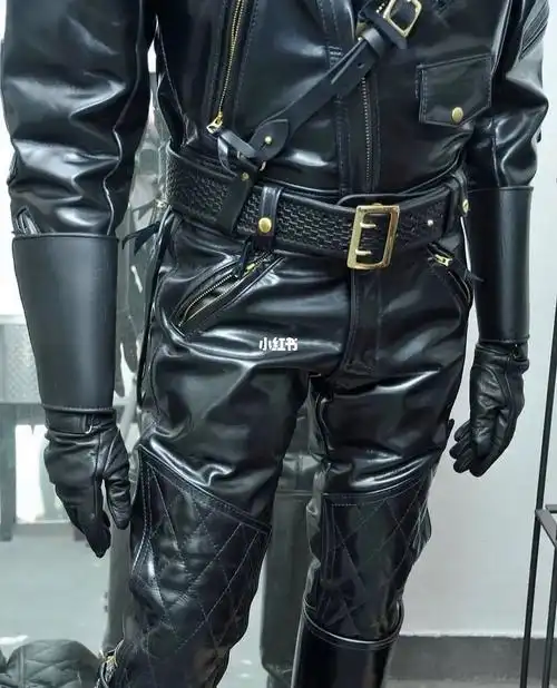 我又搬图来了!leather jacket和皮裤都很有光泽质感厚实.