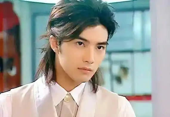 资料显示,贺军翔并没有过硬的背景,早年因为非常具有体育天赋而被大家