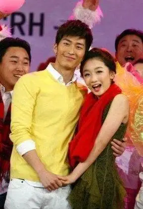 周冬雨为何每次"素颜"出镜,当她化上大浓妆,其他女星甘拜下风|周迅