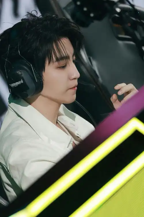 王俊凯成都人气##王俊凯##王俊凯灰色西装造型##王俊凯新歌信