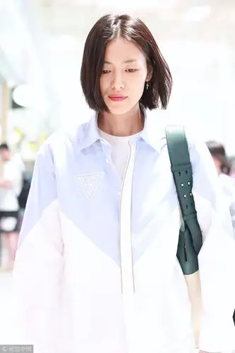 刘雯剪短发配"男友风"衬衫亮相