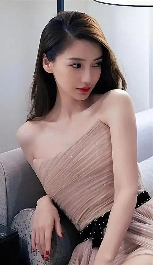 杨颖瘦到什么程度了 穿一身黑走路似"竹竿"这样的她你们喜欢吗?