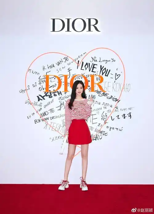 32岁赵丽颖仙气十足,一袭蝴蝶结白色礼裙,知性温柔超撩人!