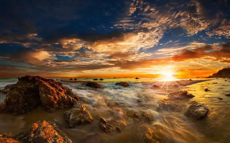 壁纸 海,岩石,太阳光芒,日出,黎明,天空,云彩