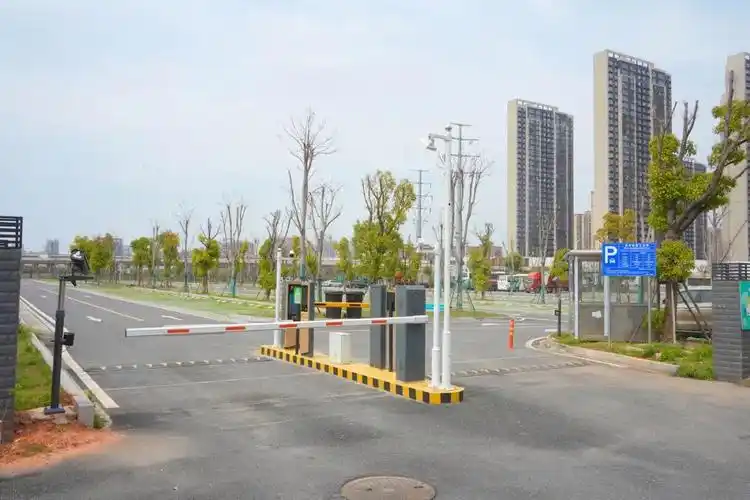 无人值守智慧运营百胜智能助力南昌县迎宾大道路外公共停车场智慧化