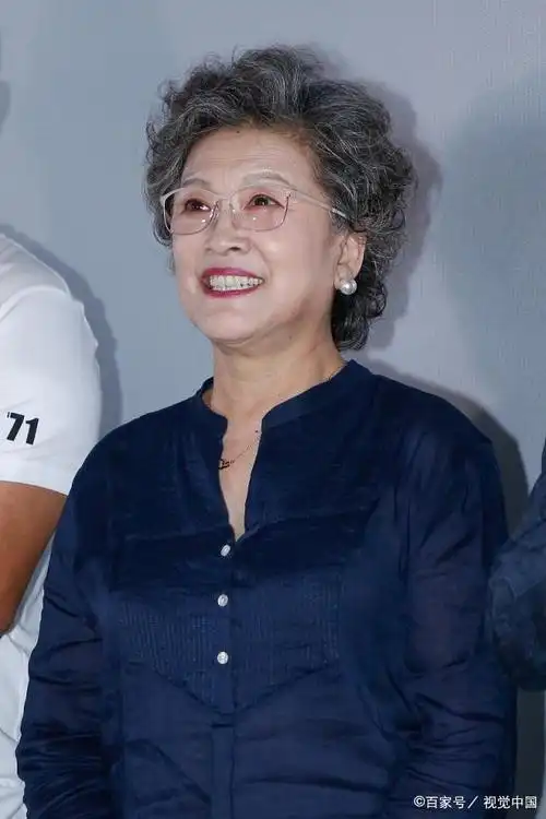 国家一级演员宋春丽,终生未生育,却在61岁当奶奶的年纪当了妈