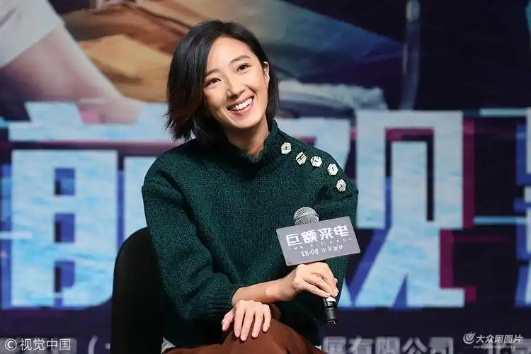 桂纶镁草绿色毛衣显"魁梧"爽朗大笑