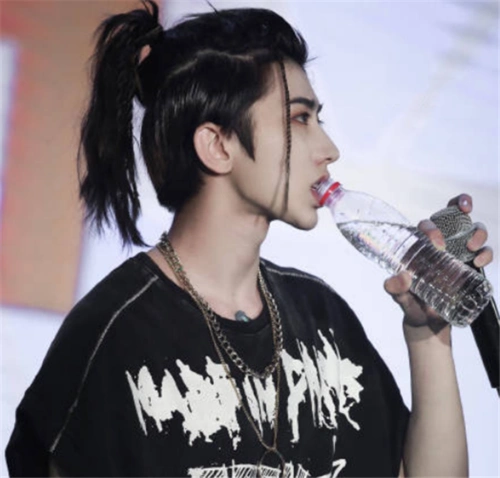 男星扎马尾,黄子韬邪魅,蔡徐坤撕漫男,看到王一博:非主流?