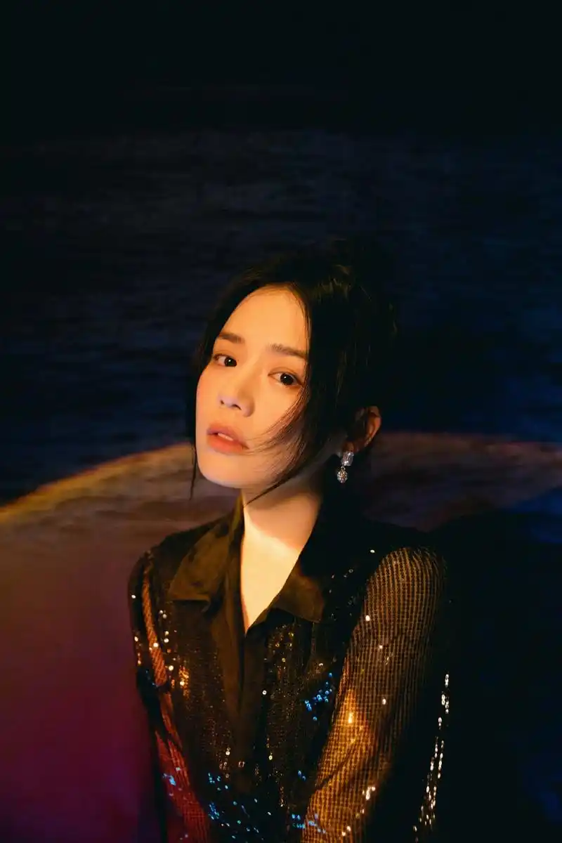 马思纯黑色流光瀑布裙写真图片