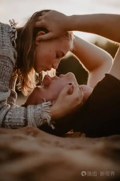 年轻的幸福夫妇在海滩上接吻