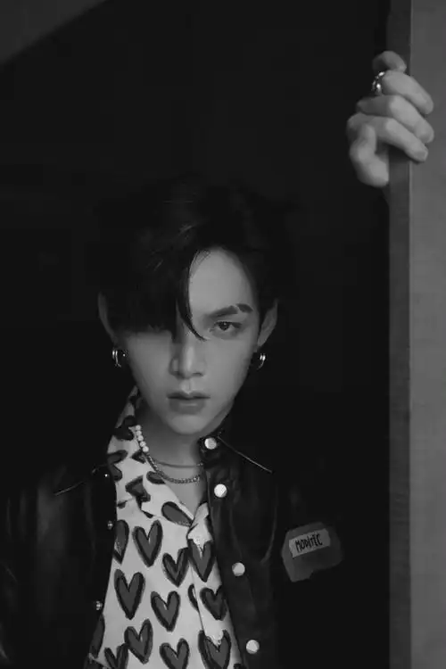 朱星杰身穿黑色皮衣内搭爱心印花衬衫……_高清图集_新浪网