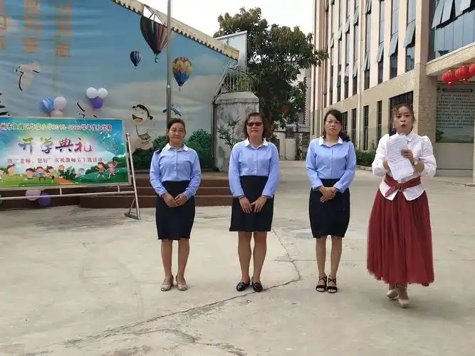 典礼上,学校表彰了三位在教师岗位上坚守20多年无私奉献辛勤的园丁