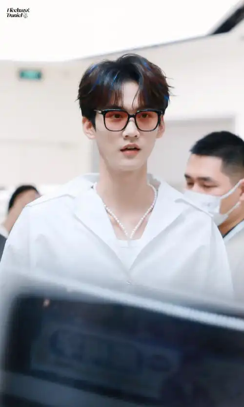 周柯宇上海签售蓝色挑染造型##周柯宇蓝色挑染眼镜造型##周柯宇蓝色