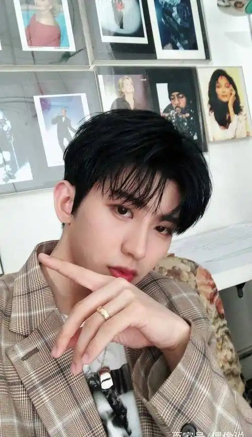 蔡徐坤给女友粉说早安call,其中用到的昵称让粉丝很害羞_小狗_狮子头