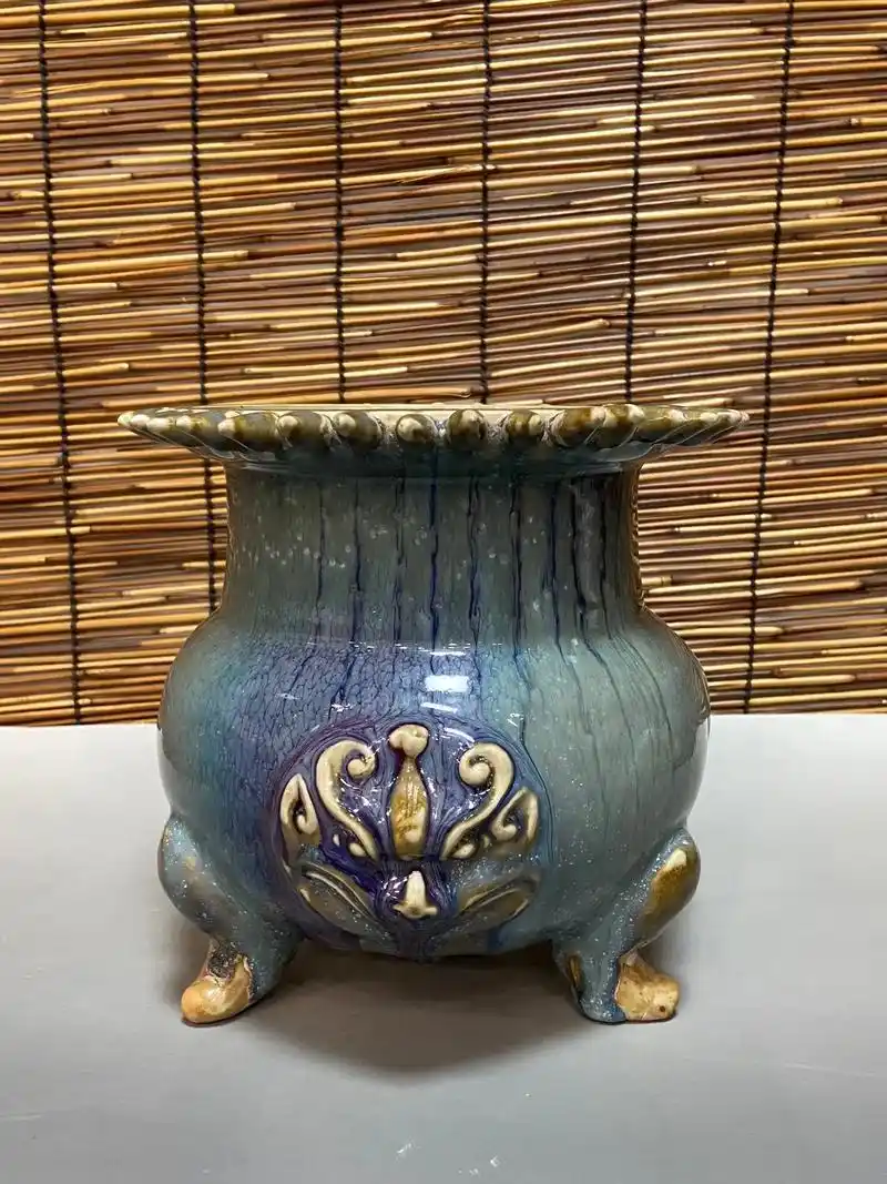 宋 钧窑兽面香炉#此物器型隽永秀美,口沿用太阳光环纹饰点缀, - 抖音