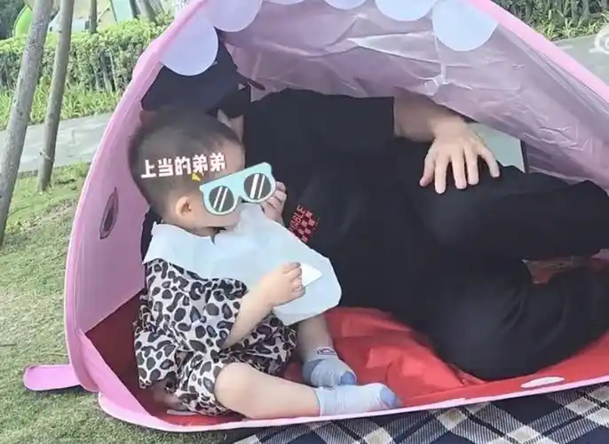 郑恺带老婆孩子出游,与苗苗补过结婚纪念日,俩儿女露正脸像爸爸