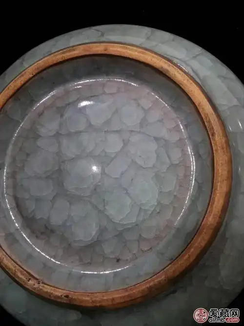 官瓷冰片莲花边碗,冰片晶体漂亮