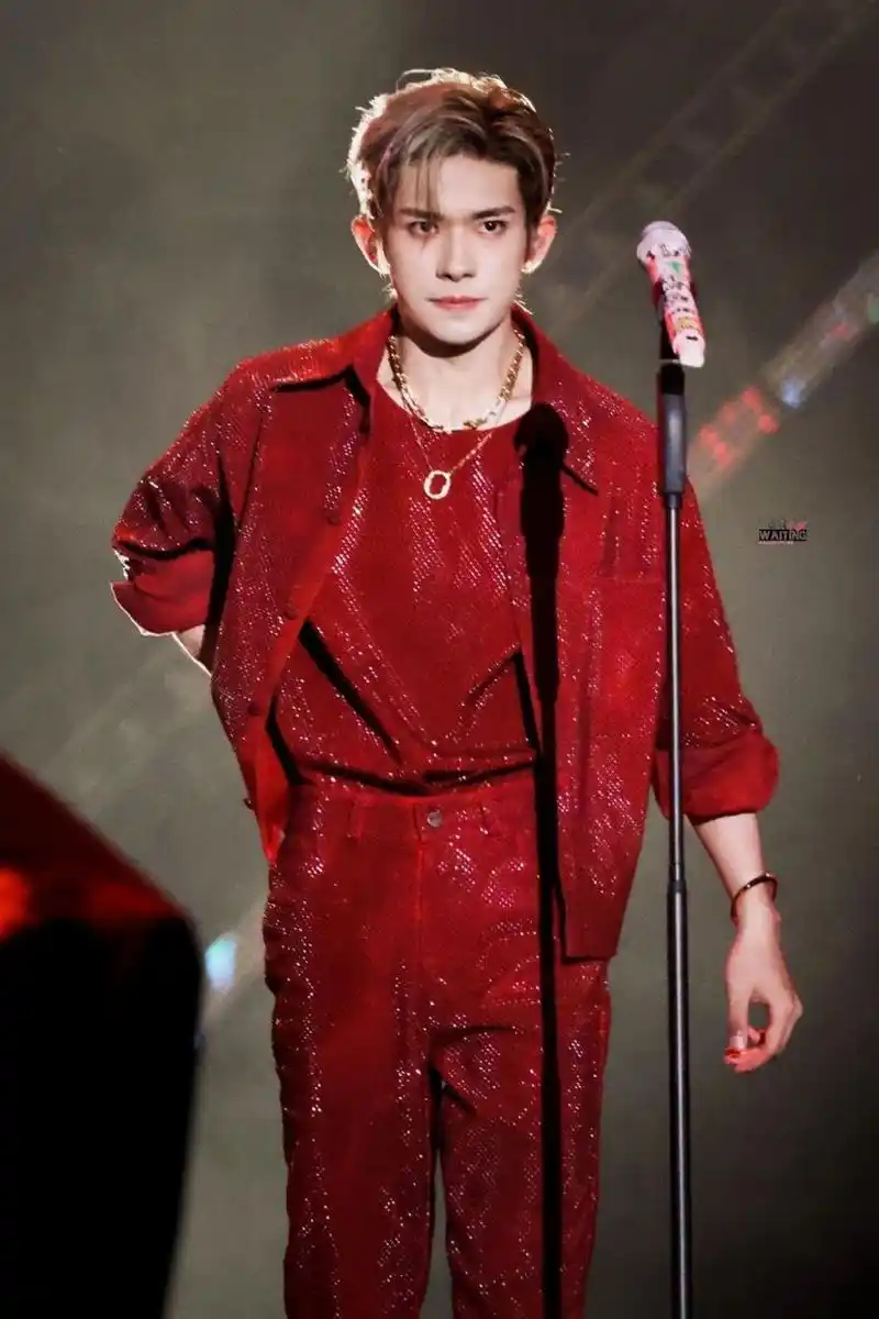 千玺这个金色的头发在光下真的就是小王子