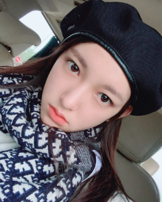 程潇旅游晒素颜照,一脸的胶原蛋白,吃糖葫芦的样子真可爱!