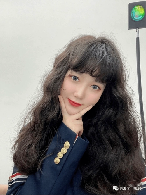 "羊毛烫",显瘦显发量巨时尚._发型