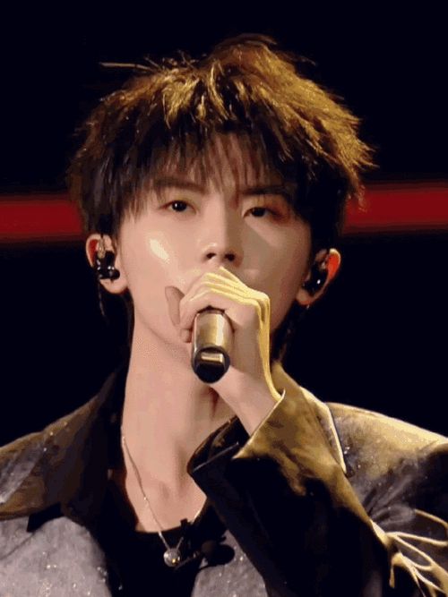 马嘉祺星河皮大衣