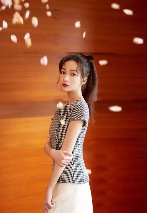 原创吴谨言扎蝴蝶结出镜穿千鸟格上衣配白色纱裙优雅中透出少女感