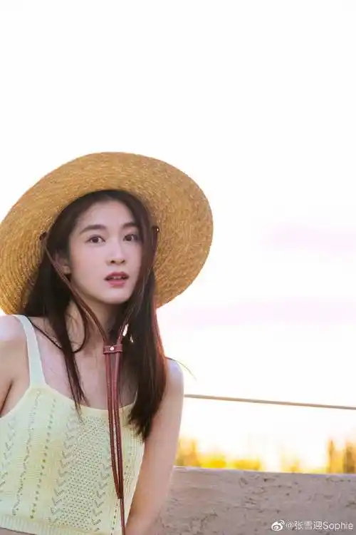 张雪迎晒照温柔甜美似初恋,身材窈窕惹人羡,小虎牙更显可爱