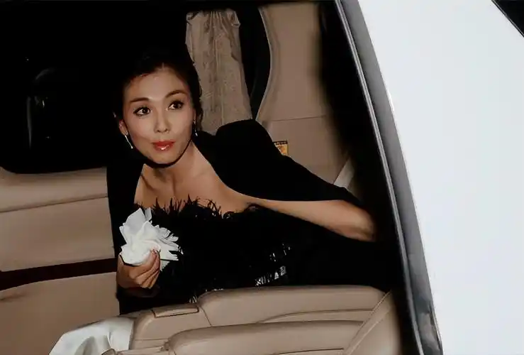 一,刘涛:肩带崩开走光