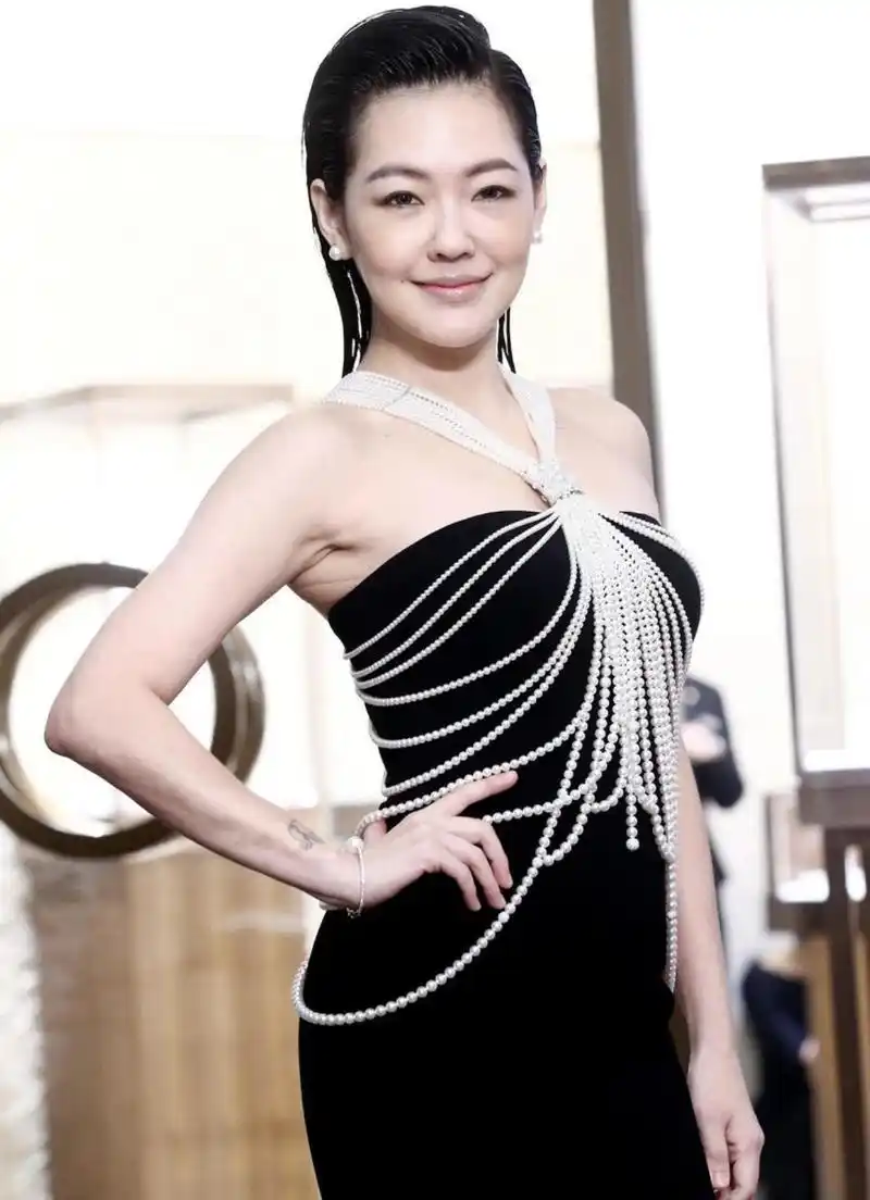 小s穿衣胆子太大,黑色一字肩抹胸连衣裙性感大气,身材凹凸有致