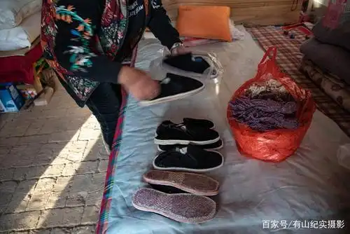 晋南农村大姐给儿子纳千层底的老布鞋,说穿着能治病,看啥情况