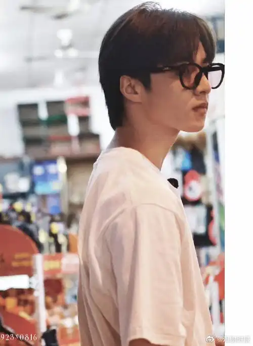 刘耀文白t墨镜造型#时代少年团旅游日常vlog《时代夏令营2》花絮照