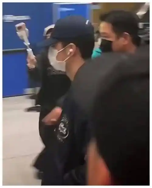 王一博机场被围堵保镖左右开路粉丝疯狂尖叫