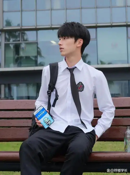 长相帅气的19岁文艺美少年,户外拍写真,白衬衫搭黑裤,气质满满