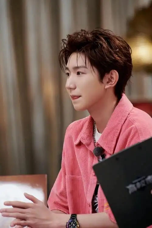 王源粉色灯芯绒套装造型