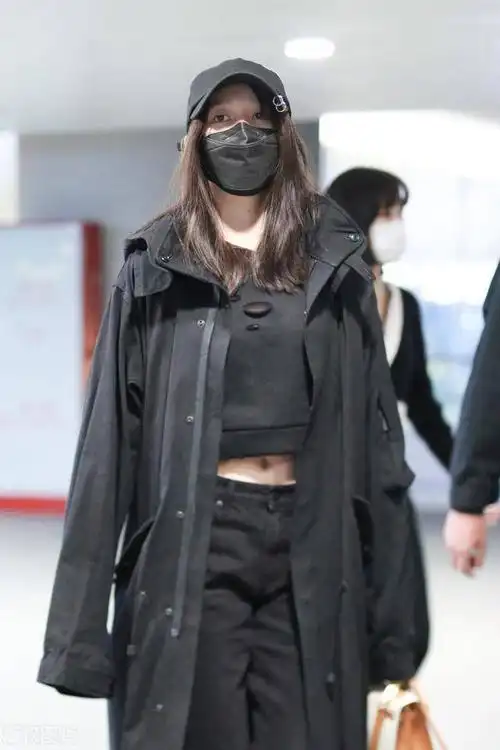 关晓彤一袭黑色现身机场包裹严实很难认出小露肚脐有些性感